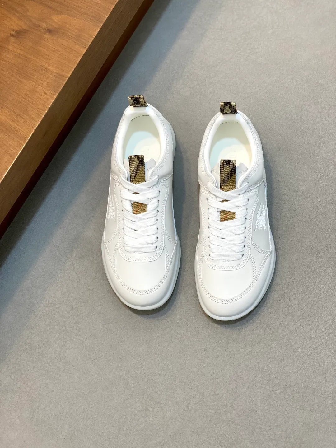 Men's men's shoes 💰660 𝐁𝐔𝐑𝐁𝐄𝐑𝐑𝐘# Burberry's new war horse plaid casual sneakers, new terrace casual sneakers·Burberry (Burberry) classic elements, super comfortable shoes··Knight blue non-slip soles. Finally I saw the latest diagonal checkered sneakers. The colors are really good-looking and can be matched with any way. Sneakers in cotton blend. Crafted in an Italian workshop, it features a worsted Burberry check pattern. Featuring a mesh lining and checkered laces, the rubber sole features the archive Burberry monogram. From Burberry's iconic collection, these wardrobe staples are interpreted with the brand's signature style. The round toe and tongue are embellished with the Equestrian Knight logo (EKD) label, leather insole, and the sole is embellished with the Burberry letter logo size: 38-44 (customized for 45 and 46)